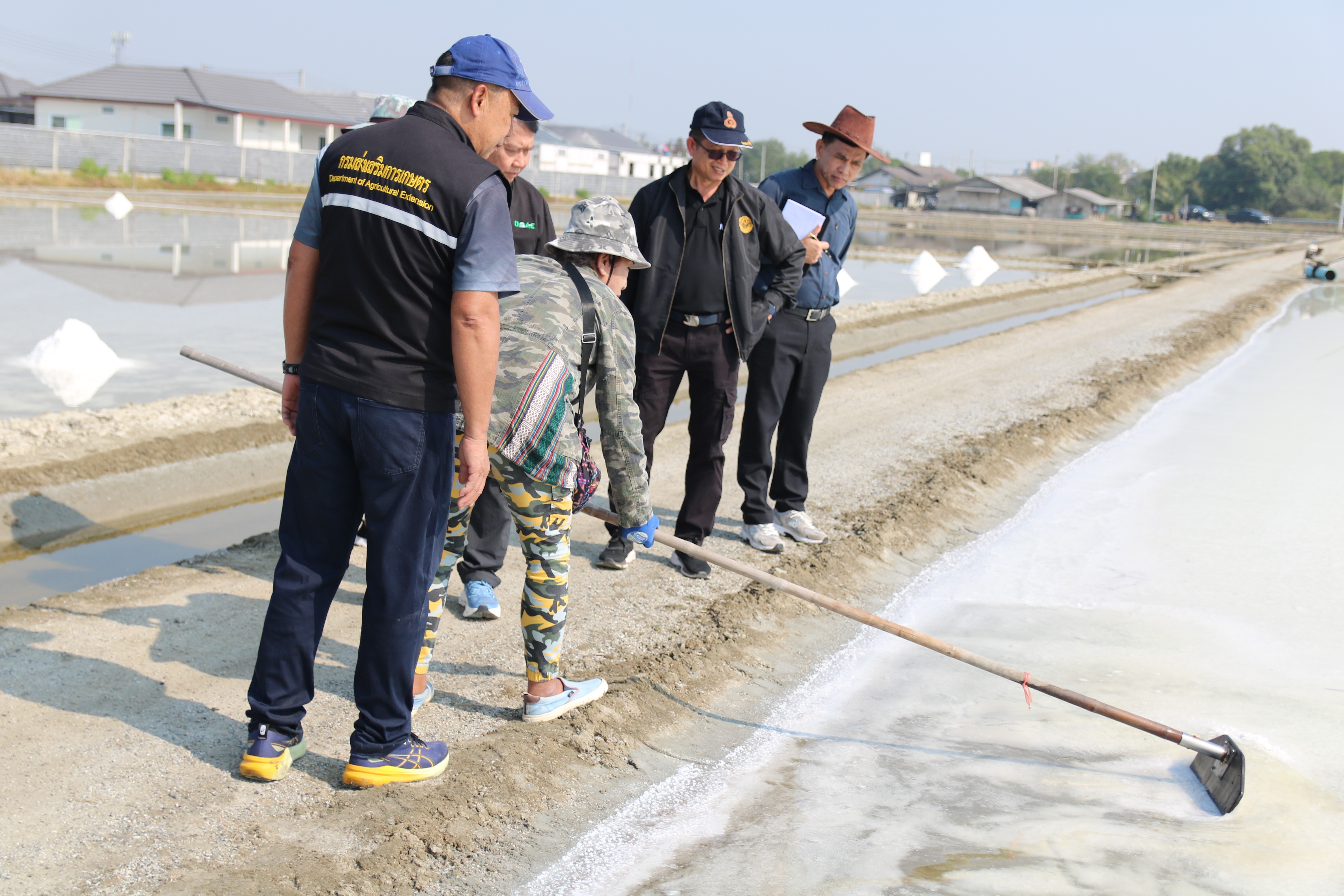 title - ส.ป.ก. ร่วมติดตามรองปลัดกระทรวงเกษตรและสหกรณ์ ลงพื้นที่ตรวจเยี่ยมชุมชน เพื่อรับฟังข้อคิดเห็นเกษตรกรผู้ผลิตเกลือทะเล พื้นที่จังหวัดชลบุรี